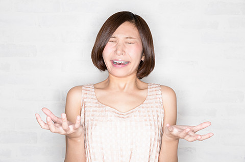 痛がる女性