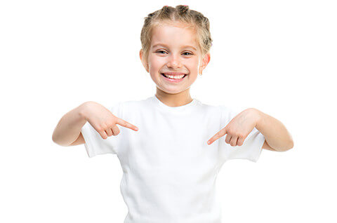 白い服を着ている子供